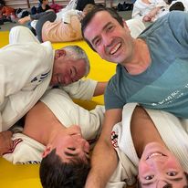 You are currently viewing Février 2024 – Les parents sont montés sur le tatami pour se mesurer à leurs  judokas en herbe – belles bagarres et fous rires garantis pendant ces deux heures de détente en famille