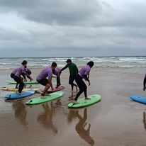 You are currently viewing Juin 2024 – WE cohésion pour nos ados (et parfois leurs parents) et adultes judokas avec l’apprentissage du surf … et de quelques coups de soleil