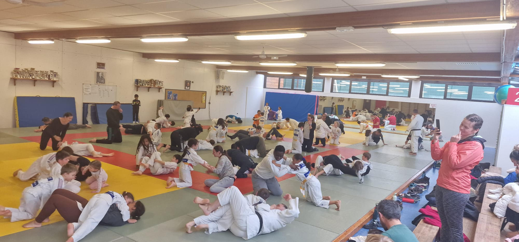 You are currently viewing Janvier 2025 – Notre traditionnelle galette et bagarres parents/enfants sur le tatamis … dans le respect des règles et des fous-rires bien sûr