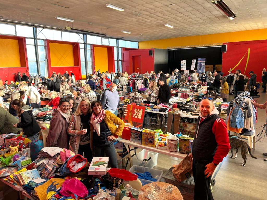 Lire la suite à propos de l’article Novembre 2025 : grande foule autour des 80 exposants du vide-greniers de Judolons64