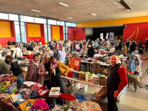 Lire la suite à propos de l’article Novembre 2025 : grande foule autour des 80 exposants du vide-greniers de Judolons64
