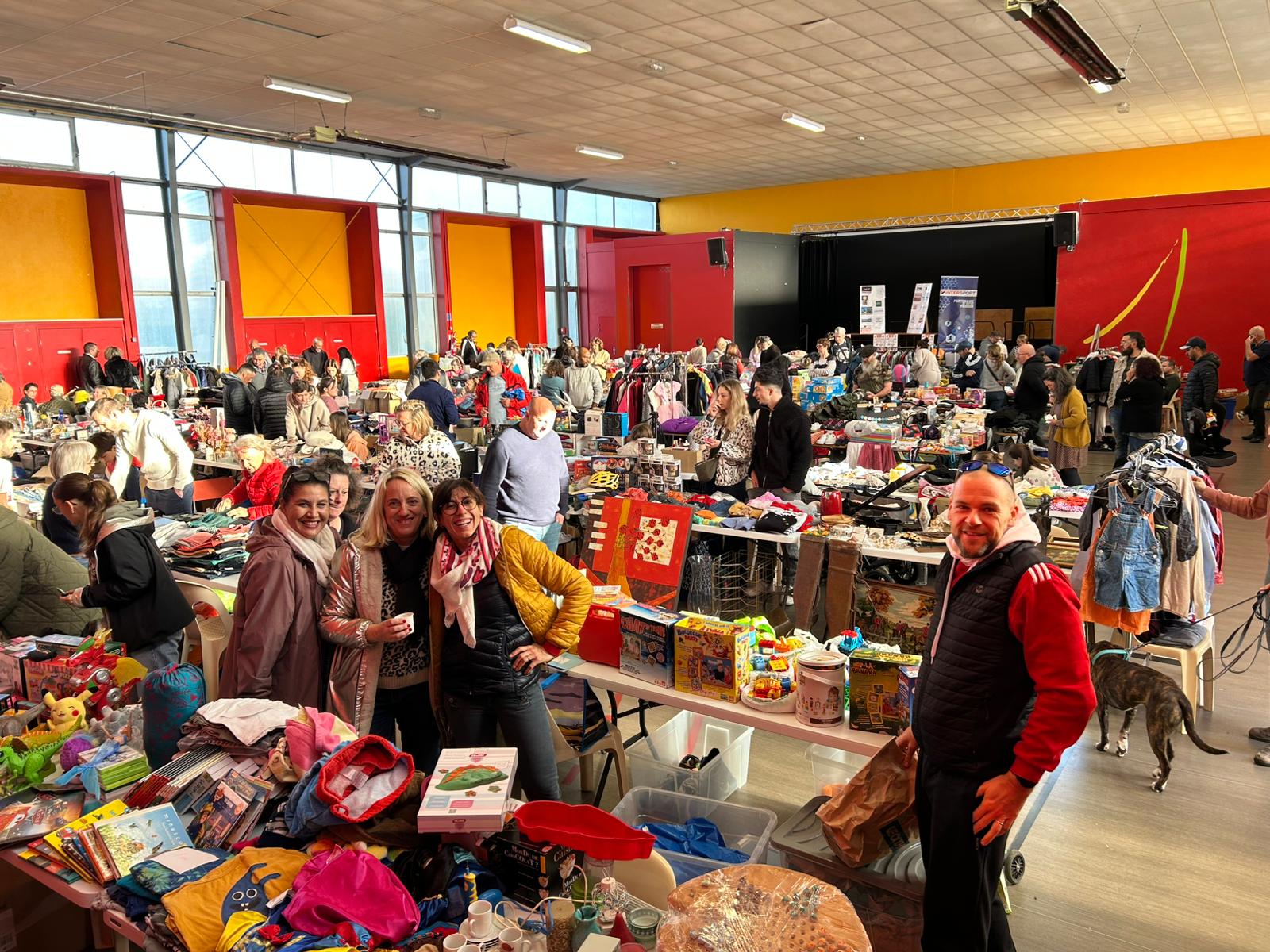 You are currently viewing Novembre 2025 : grande foule autour des 80 exposants du vide-greniers de Judolons64