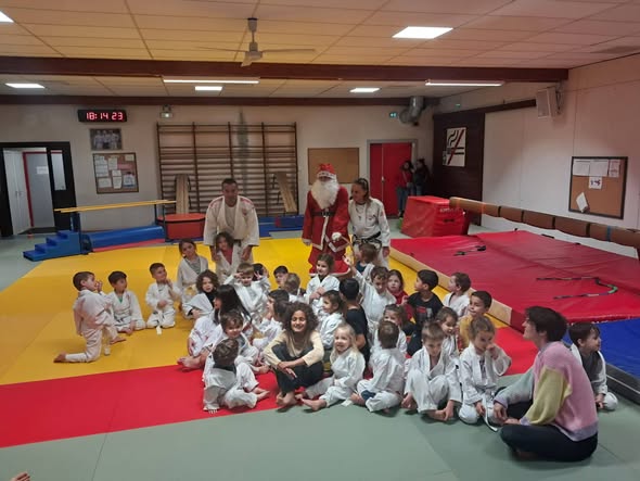 Lire la suite à propos de l’article Décembre 2025: Le Père Noël encore parmi nous cette année n’est pas prêt à prendre sa retraite