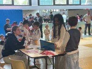 Lire la suite à propos de l’article Mars 2026 – Etre arbitre est un engagement fort, une  responsabilité !  Nos jeunes du club s’impliquent lors du tournoi “petits tigres”