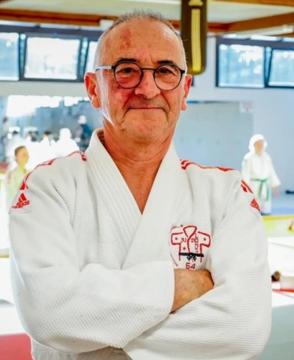 Lire la suite à propos de l’article Mai 2026 – Yves Sanders, ceinture noire de fidélité et d’humilité au service du Judo